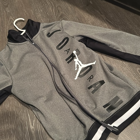 Jordan light jacket, zips up, goes with everything and it look brand new - Picture 4 of 5